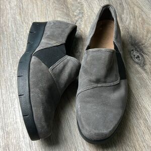 Clark’s Daelyn Monarch Dark Gray Suede Slip-On Shoes Size 8 Wide